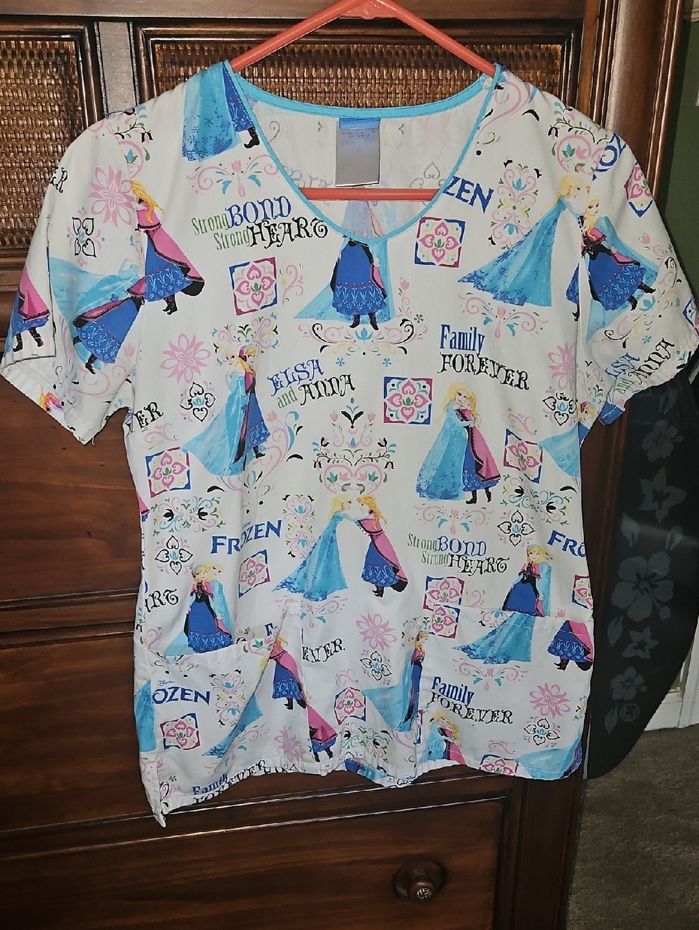 Disney Frozen Elsa & Anna Print Scrub Top - White & Blue Sz. Small